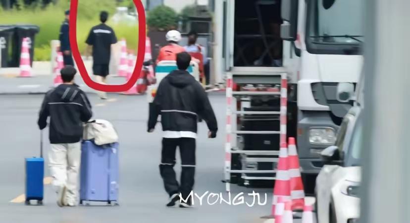 10.1下午这一幕，看哭不少球迷！林高远打完车回体总，背影里全是说不出的滋味。