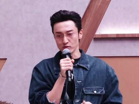 王传君说话听着不烧心王传君好会夸人披荆斩棘点评米卡拥有深情歌唱的能力，没有浮夸的