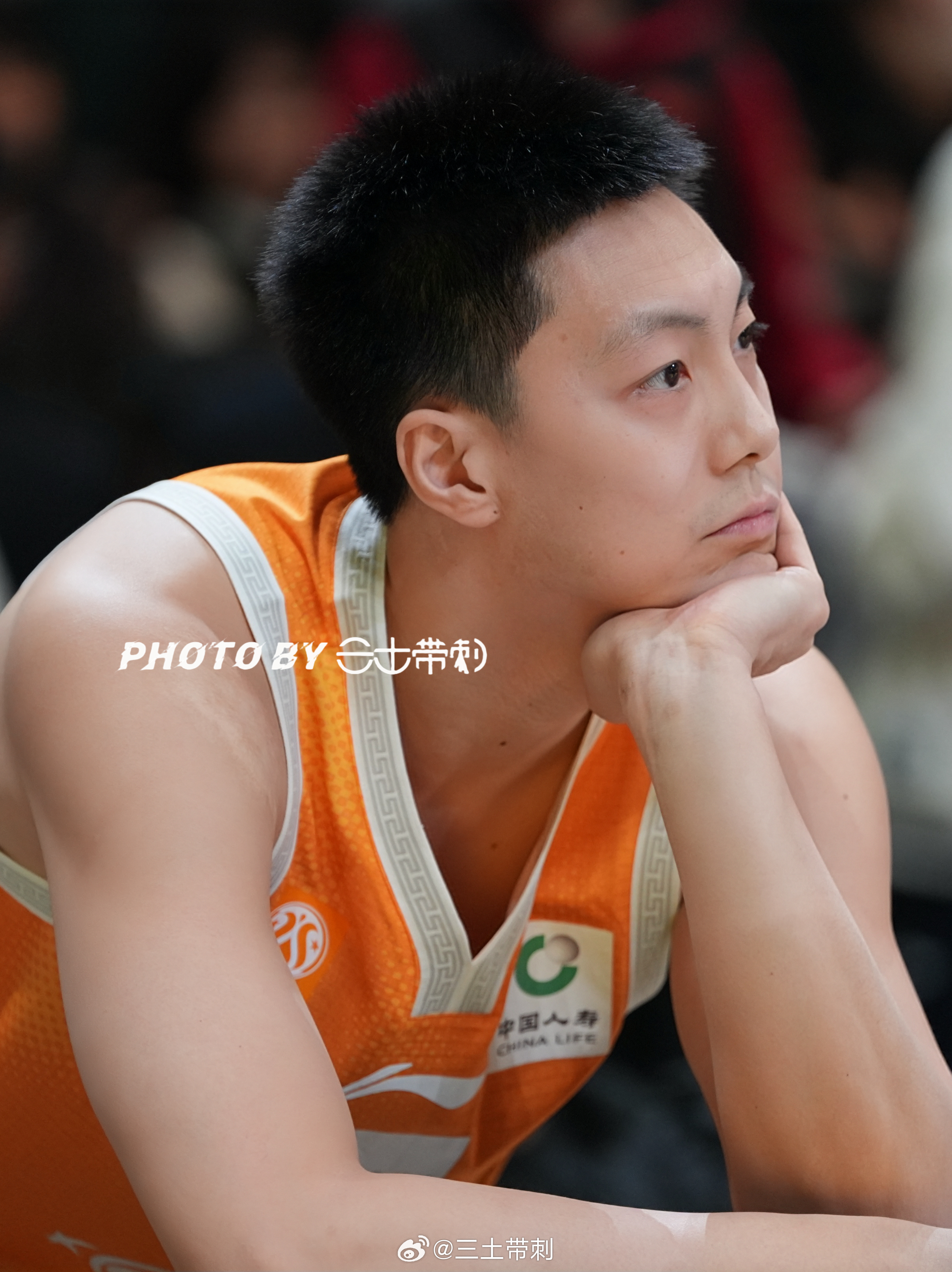 2026cba全明星周末胡明轩 全明星最后一天了，一大早，送你一张托腮男子照 诸