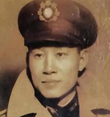 1951年，孙立人脱了衣服钻进被子，习惯性地搂住老婆，结果手感不对，吓得他立马滚