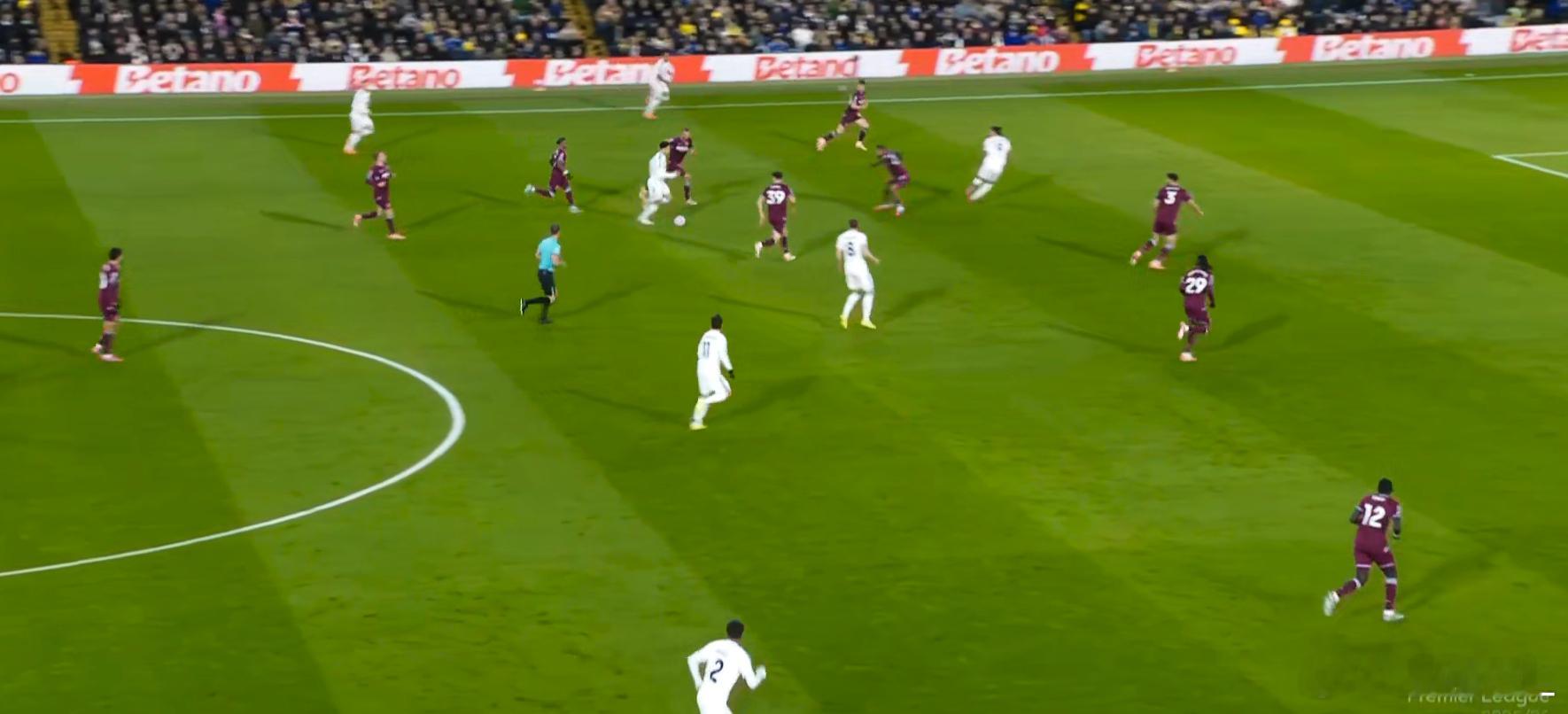 万-比萨卡踢左中卫，努诺不知道是怎么想的。。 ​​​