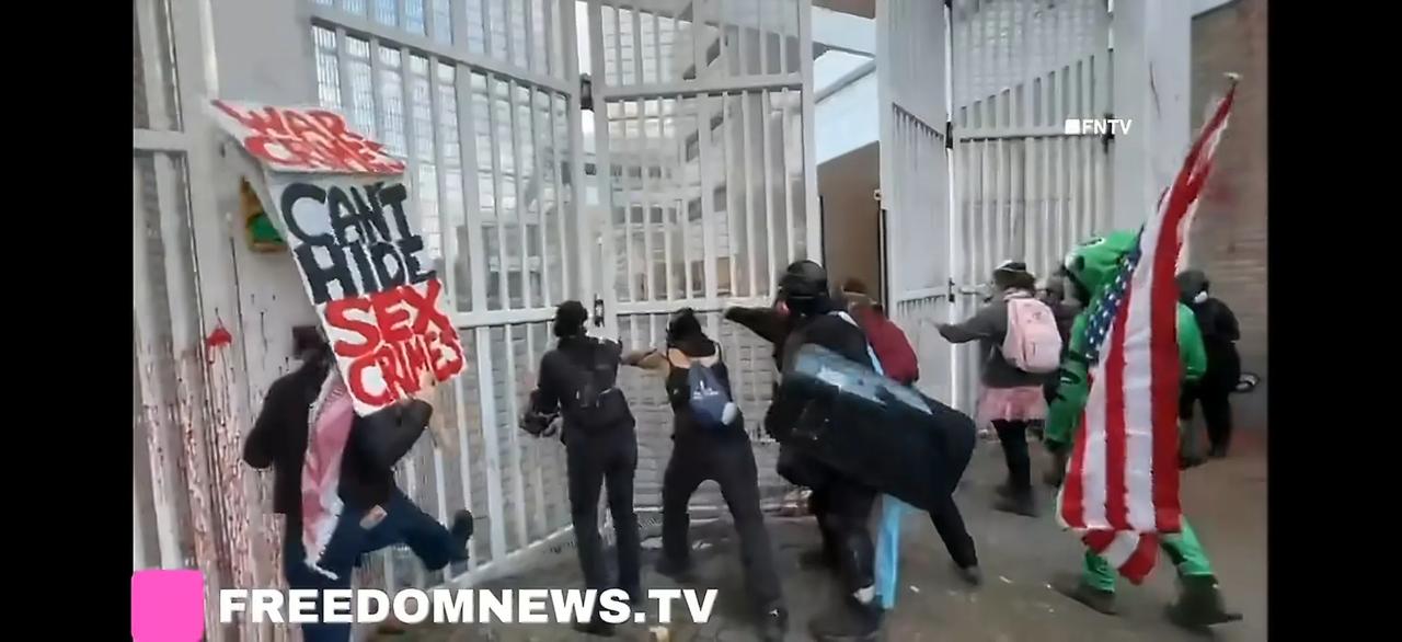 美国俄勒冈州波特兰市的一些抗议者冲击当地移民拘留中心。最初撞开大门后，执法人员还