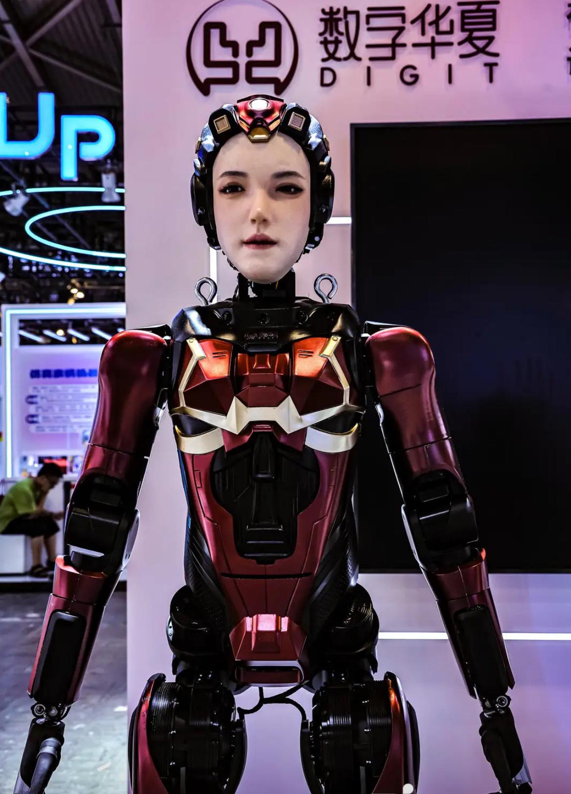 上海WAIC2025的智启具身论坛上，全球首个适配真实场景的双臂机器人世界模型开