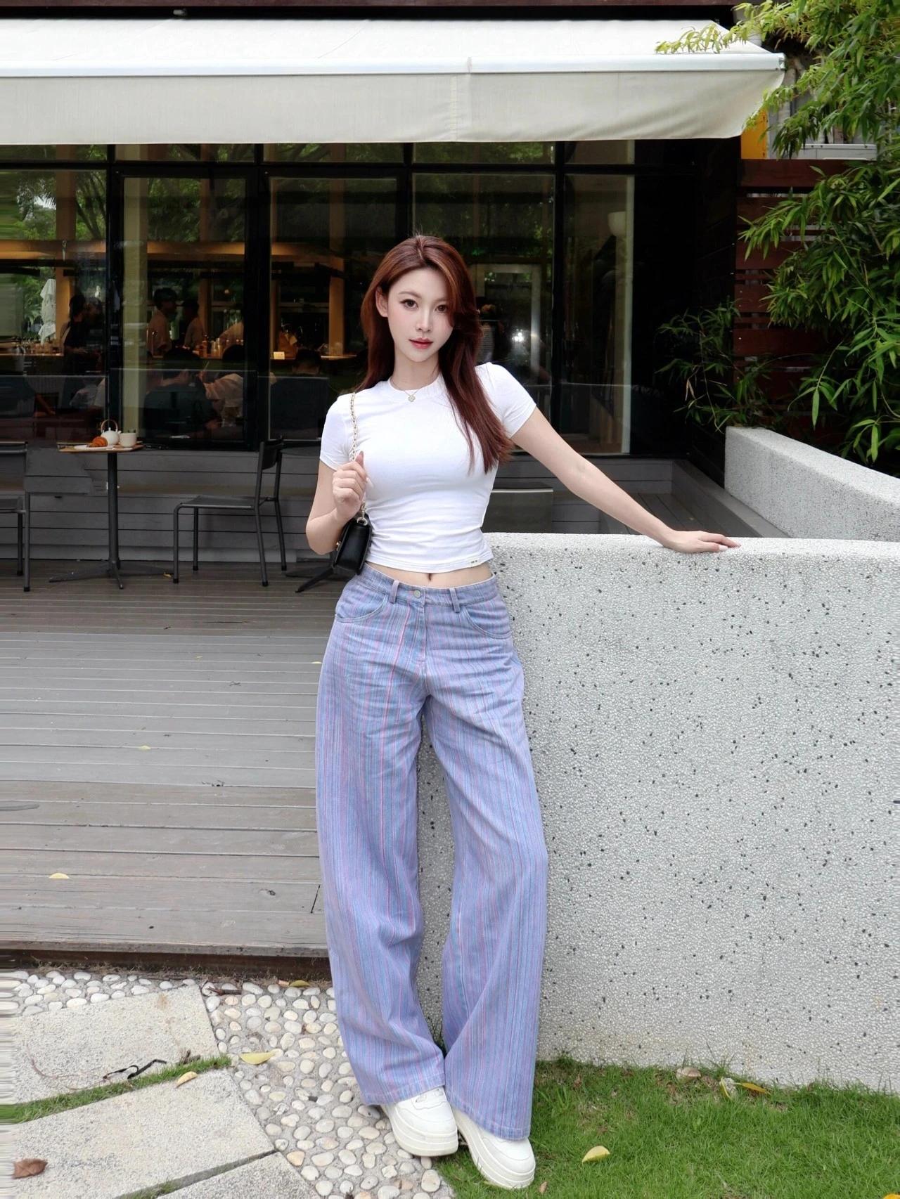 简约白T恤搭配宽松条纹裤，轻松打造休闲时尚感！