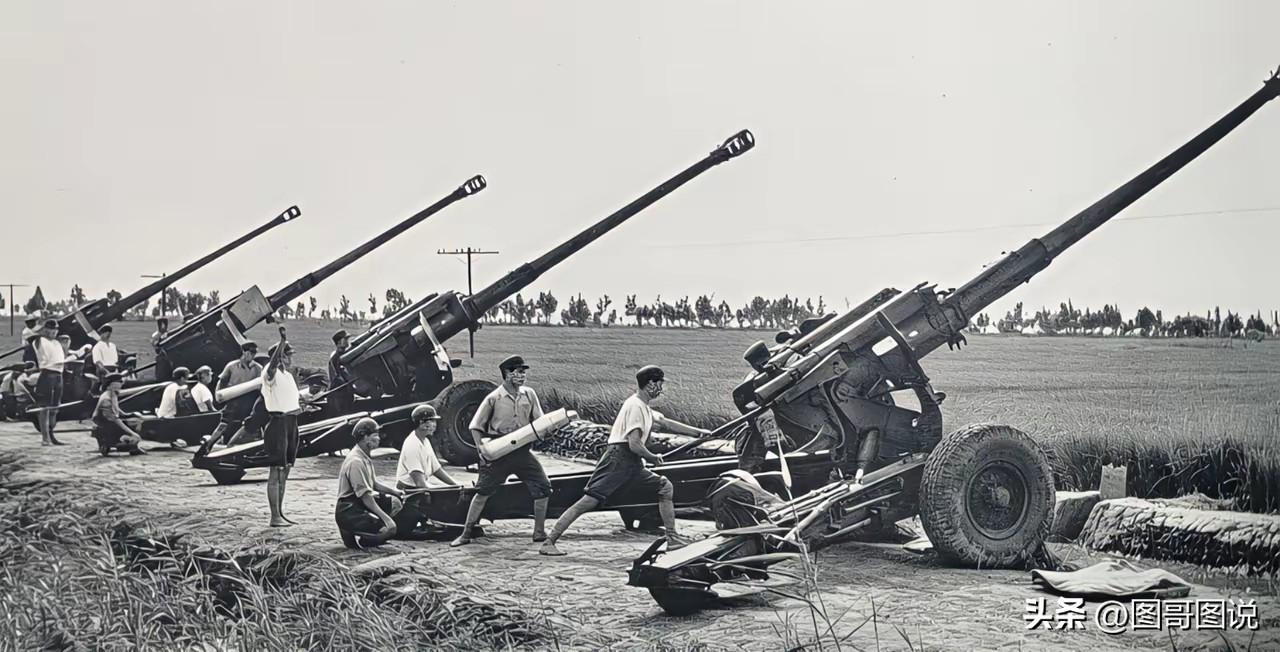 可不要小看照片中的这个大家伙，它就是130mm加农榴弹炮，最大射程达到27km，