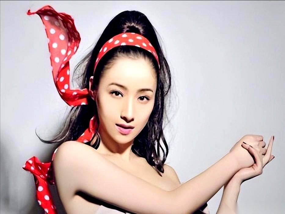 张艺谋说，我得感谢她。
感谢那个把他举报到罚款748万的女人。
这话听着，是不是
