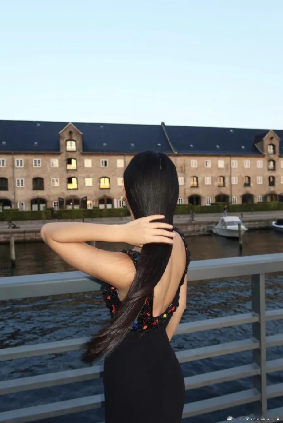李连杰与利智的大女儿Jane Li晒出自己在瑞士旅行的照片，她的皮肤好黑，下巴太