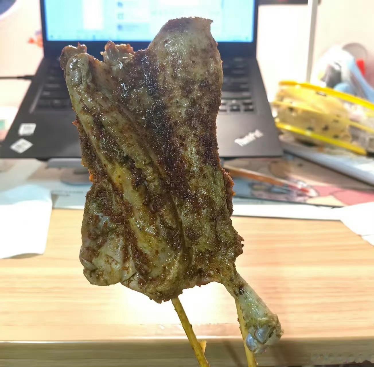 鹅腿阿姨卖的是鸭腿以“鹅腿阿姨”名号走红高校圈，现在被举报并塌房，承认卖的鹅腿实
