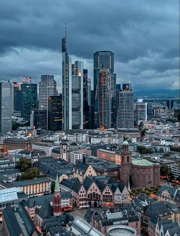 3比2，补时第5分钟被绝杀
 
法兰克福临时主帅首秀就翻车。开场4分钟丢球，第7