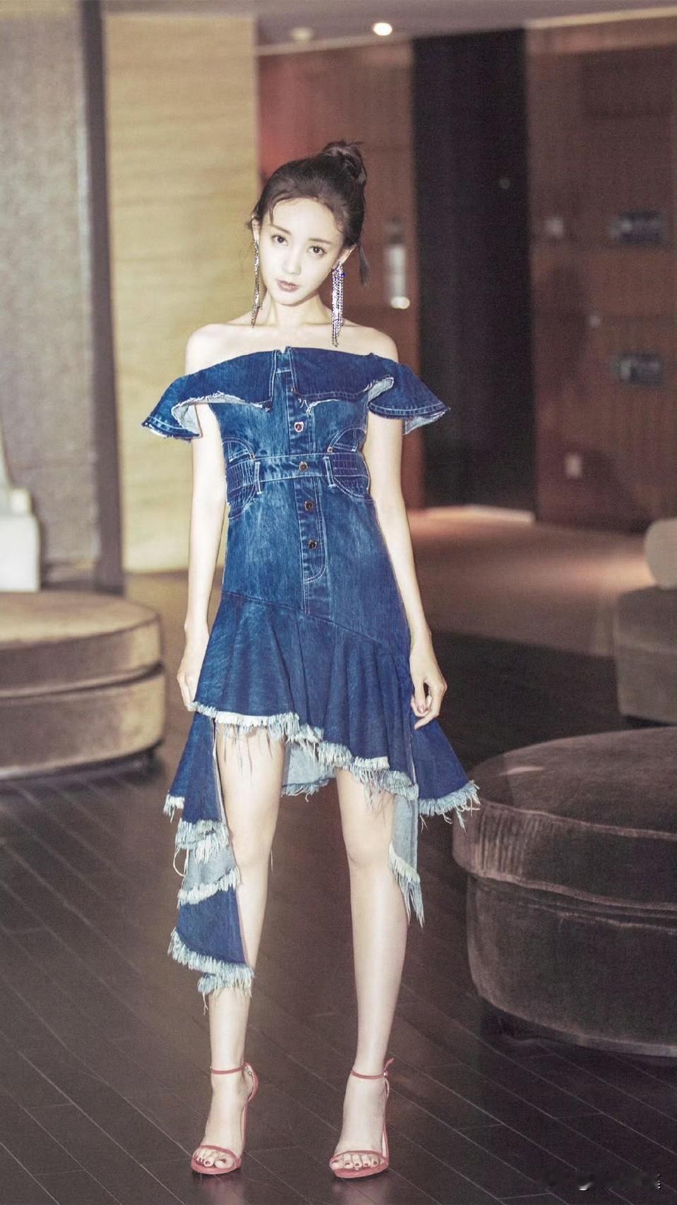 李一桐修身穿搭封神！长腿配高跟，优雅气质一眼沦陷李一桐的修身穿搭尽显绝佳身材比例