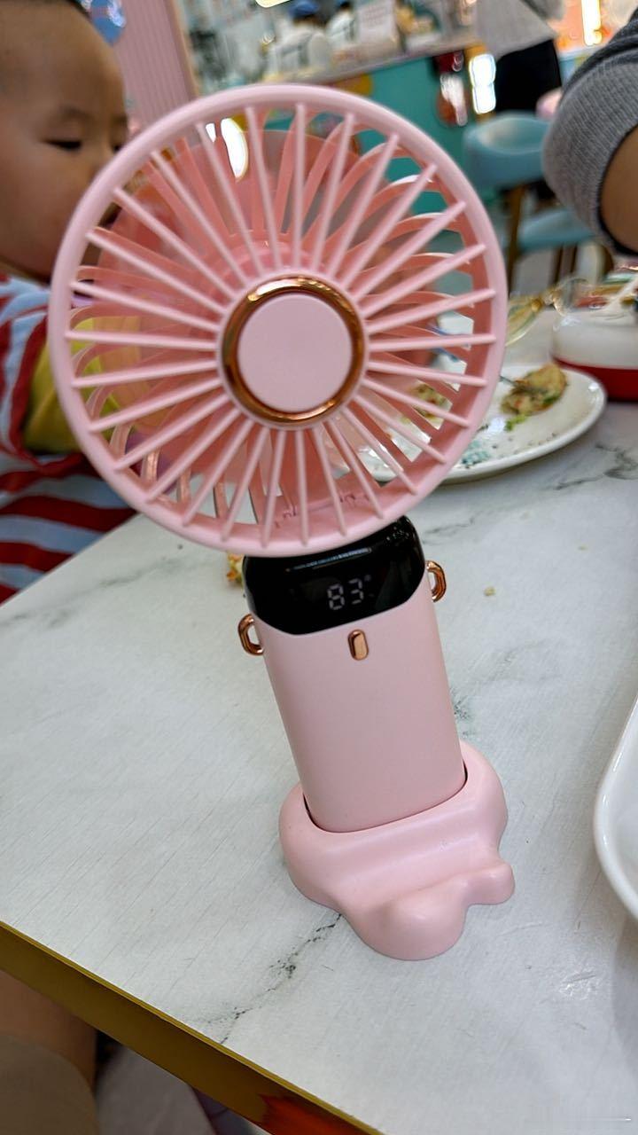 来商场买东西，刚好中午，刚好路过儿童餐厅，刚好不用排队，点了份儿饭小孩还都吃[笑