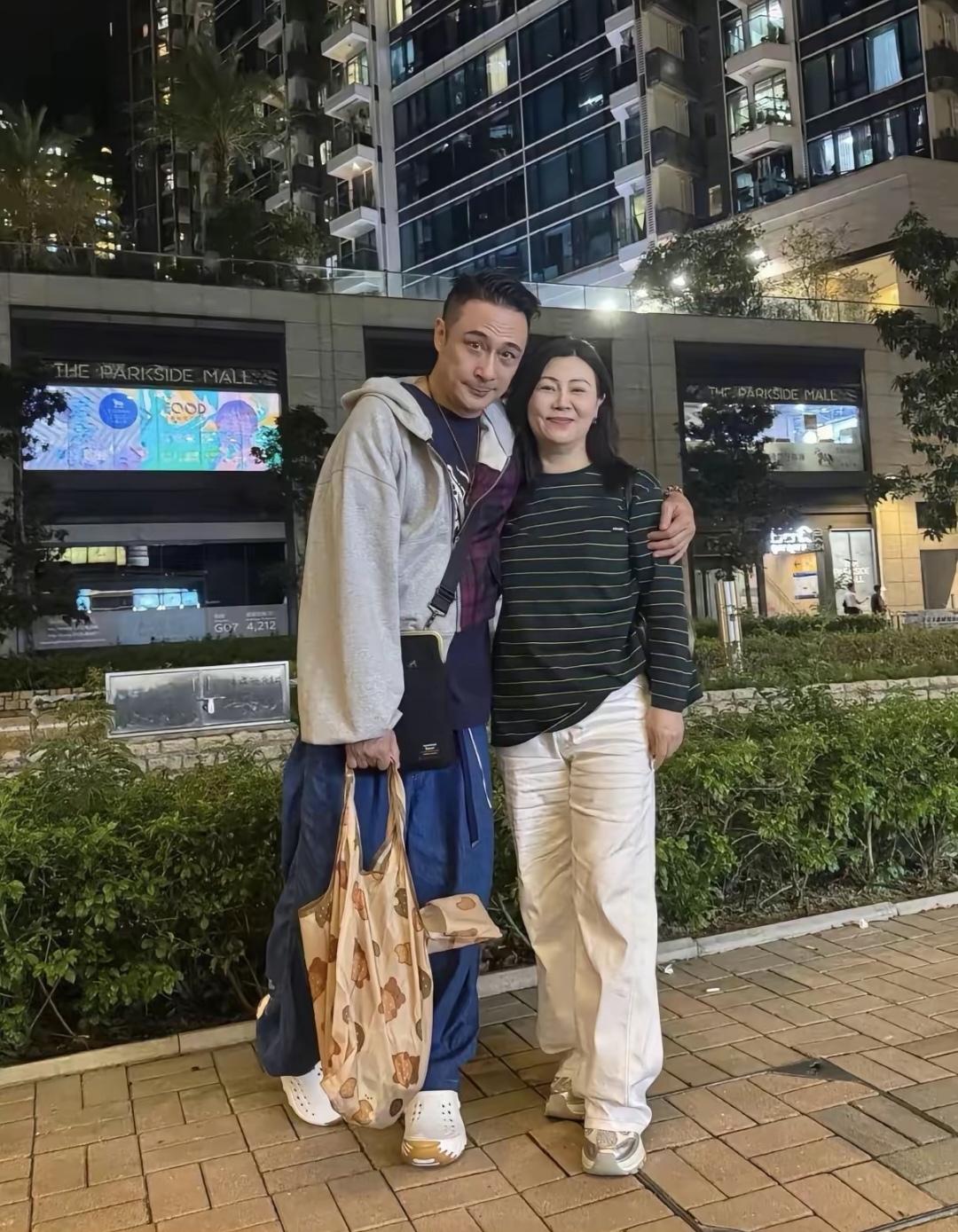 64岁吴镇宇最新动态，和制片人聚餐。吴生圆润了不少