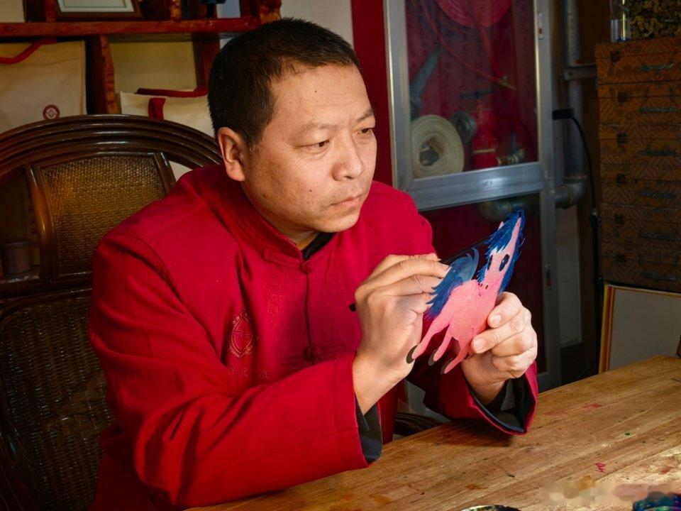 甘肃本土非遗守艺人陇原大地，文脉绵长。洮砚刻刀、庆阳香包、环县皮影、河州刺绣、兰