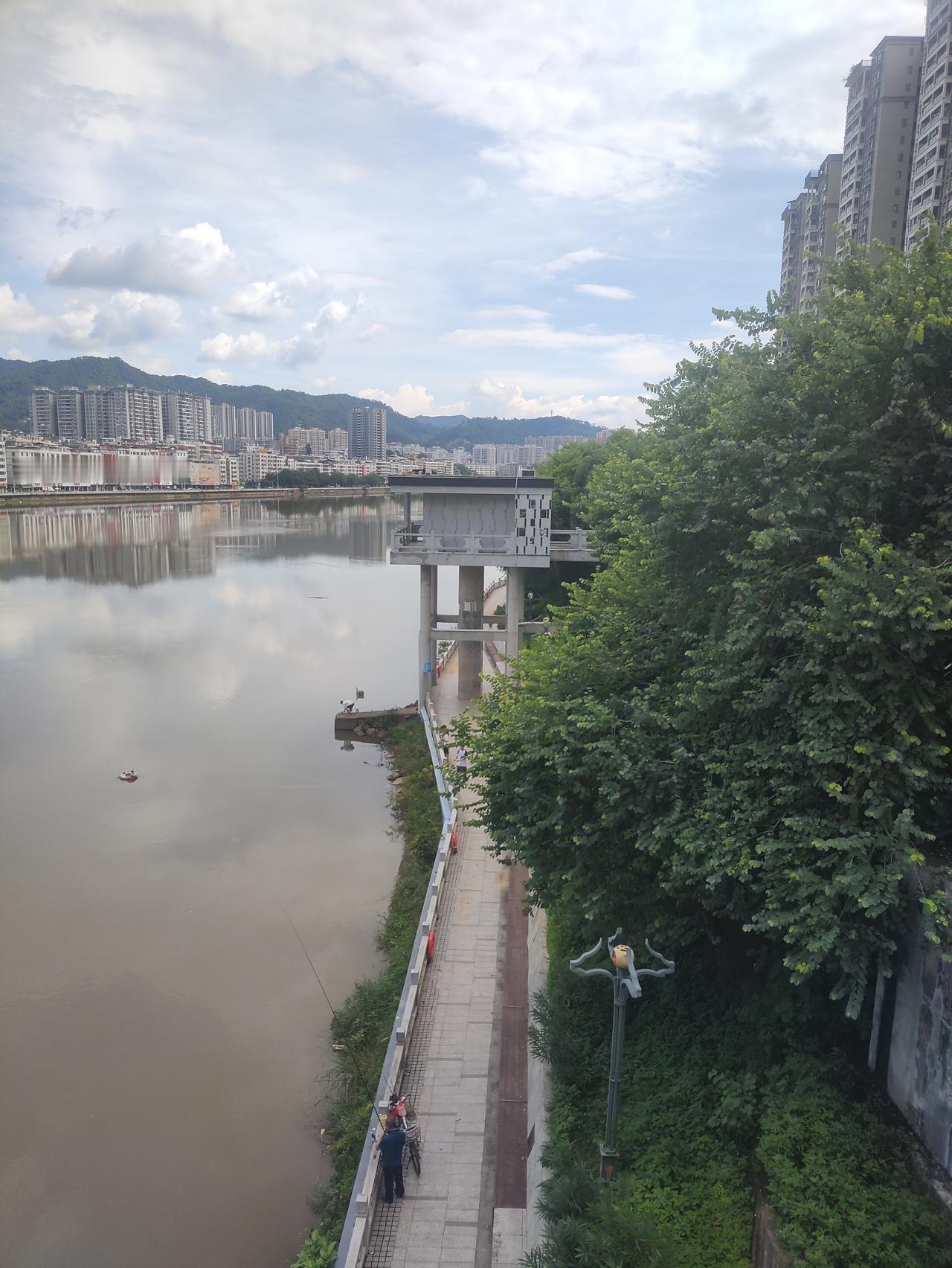 有山有水风景不错