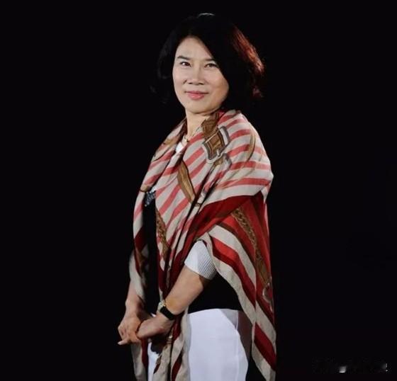 从销售女工到企业总裁，董明珠的身边人一个又一个离去。她的领导、她的部下、甚至她的