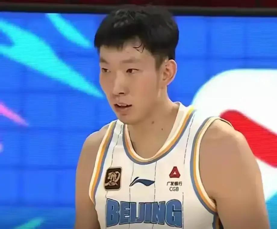 双十二北京与广东比赛各位置对比:
1，五号位:广东莫兰德+徐昕+张明池，北京周琦