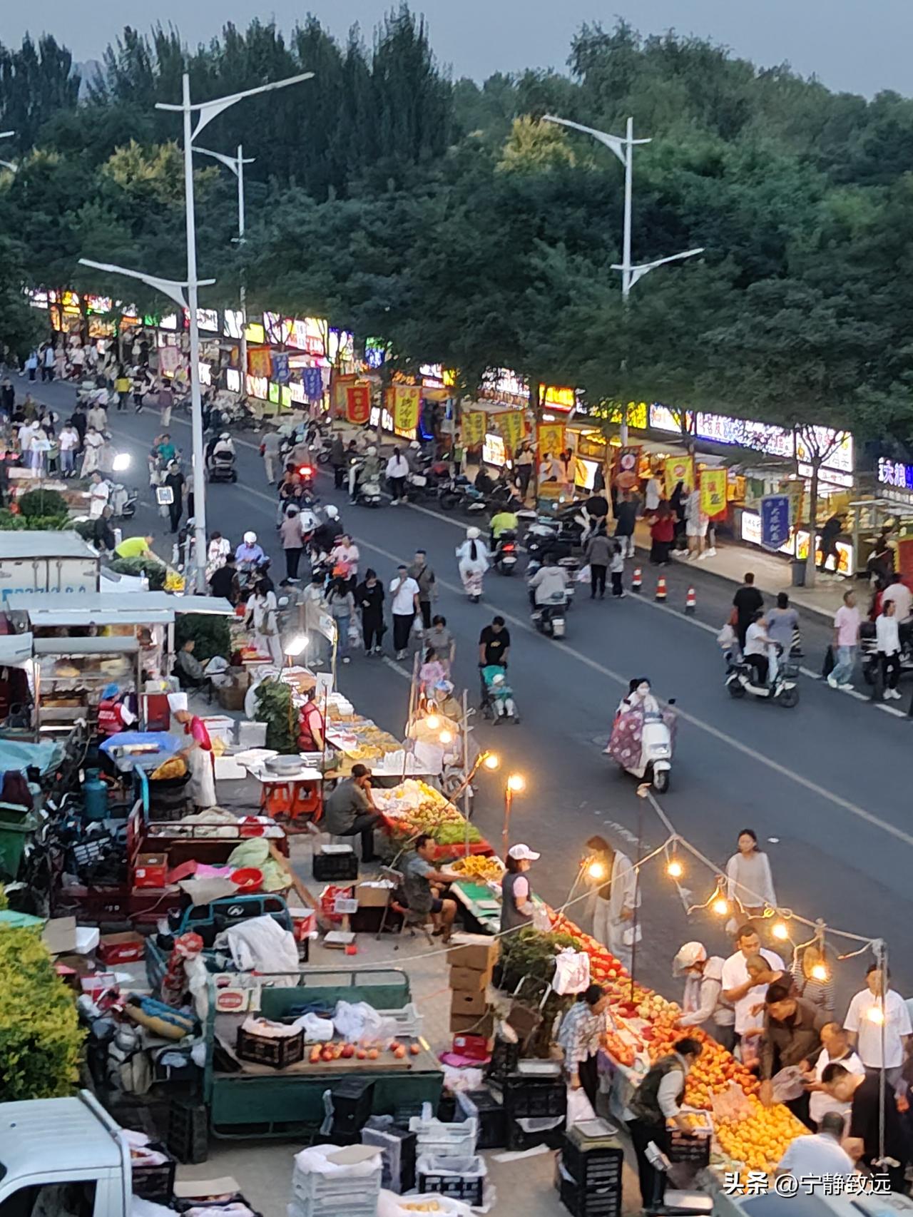 赤峰桥北夜市交易还是很繁荣的，每天傍晚交易时间一到，商贩从四面八方纷纷赶来，买菜