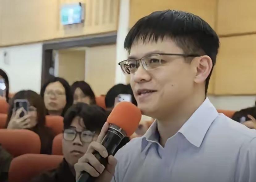 哎我去！原来那天在东吴大学郑丽文演讲时故意捣乱的竟是他啊！更让人意想不到的是，这