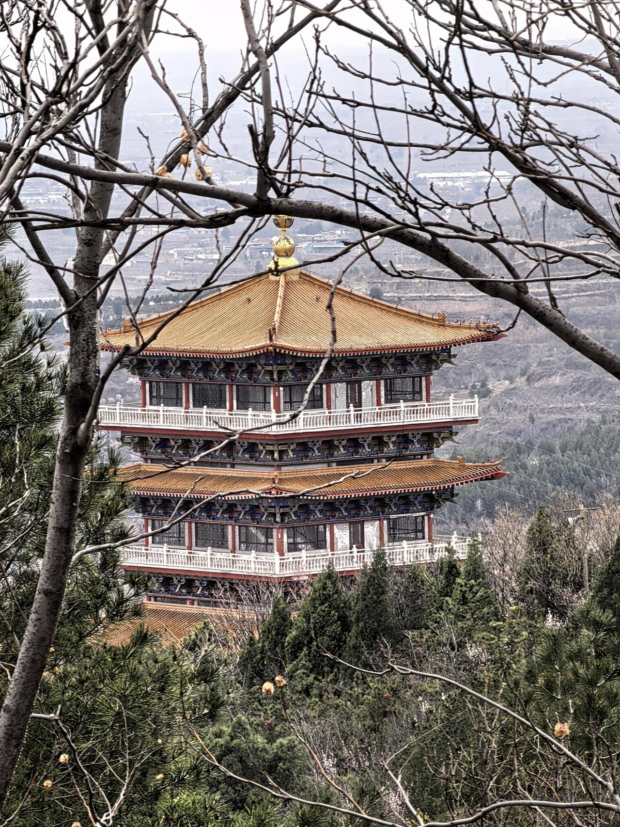 唐初王勃曾做《	夏日登韩城门楼序》 ：
下官狂走，不调东西南北之人也。流离岁月，