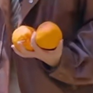 樱樱能一手握住两个大橙子🍊 