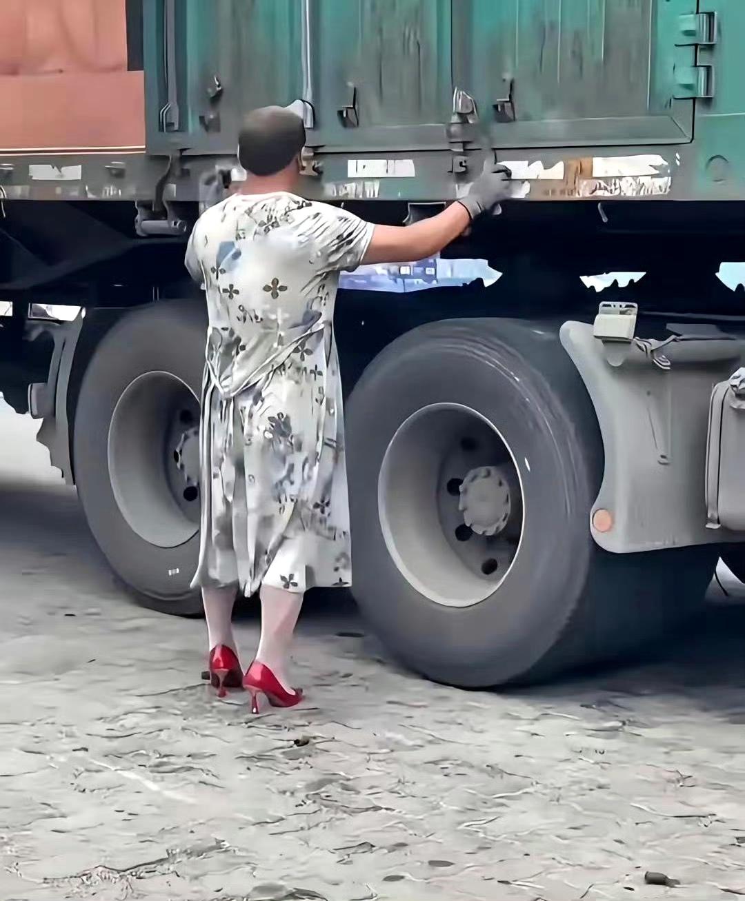 司机这身打扮，看得我口目瞪口呆。 ​​​