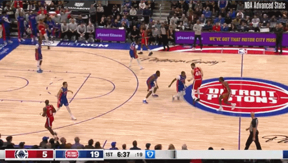 小卡膝盖两次被撞！ 