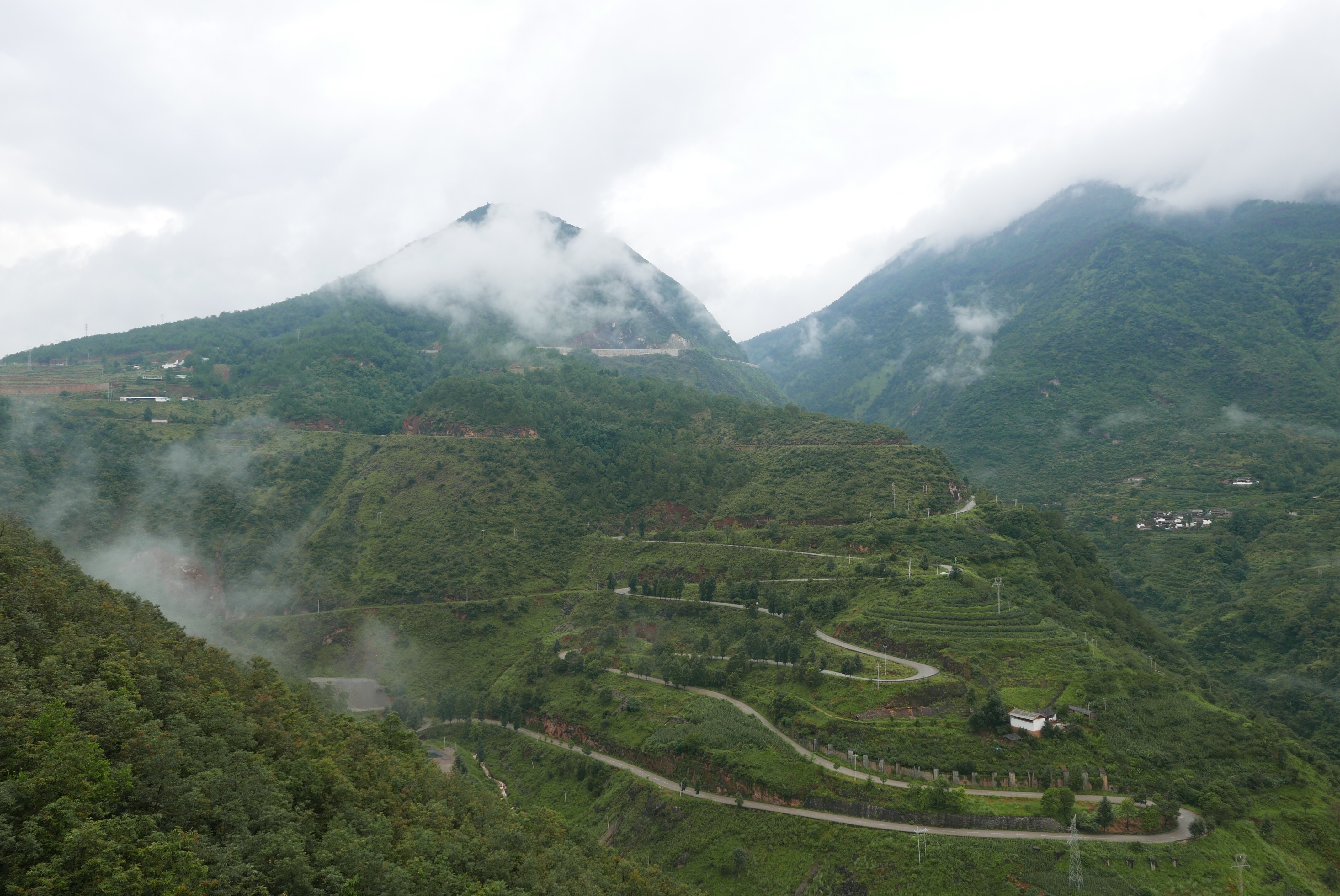 泸沽湖的雨季过去了，迎来后续尽是蓝天白云，风痕会淡去，但灵魂出走的自由与快乐，早