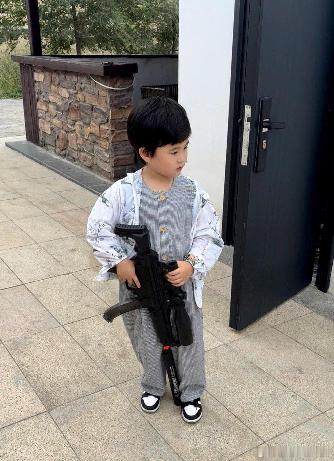 锅盖头穿连体服的马立奥～像个小手办一样拿着玩具枪呢哈哈哈 ​​​