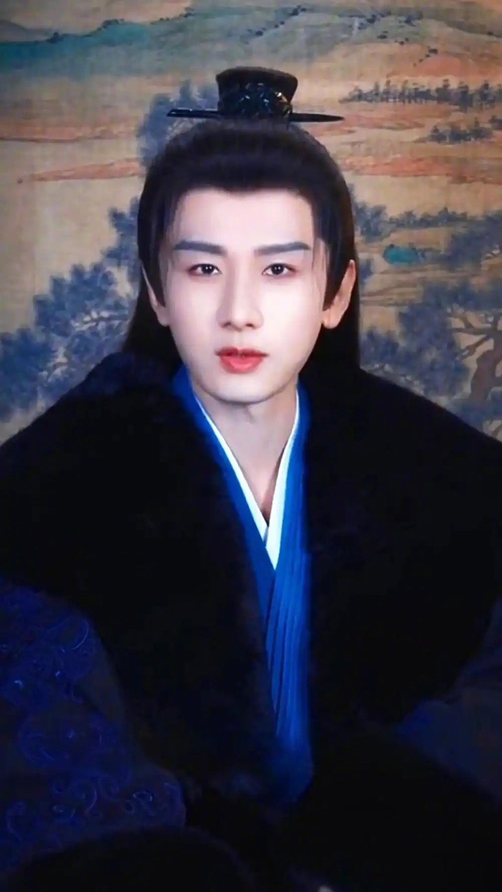 长安二十四计成毅新剧被说成是浓妆加滤镜的效果，难道他本人给人的感觉不是古装浓颜系