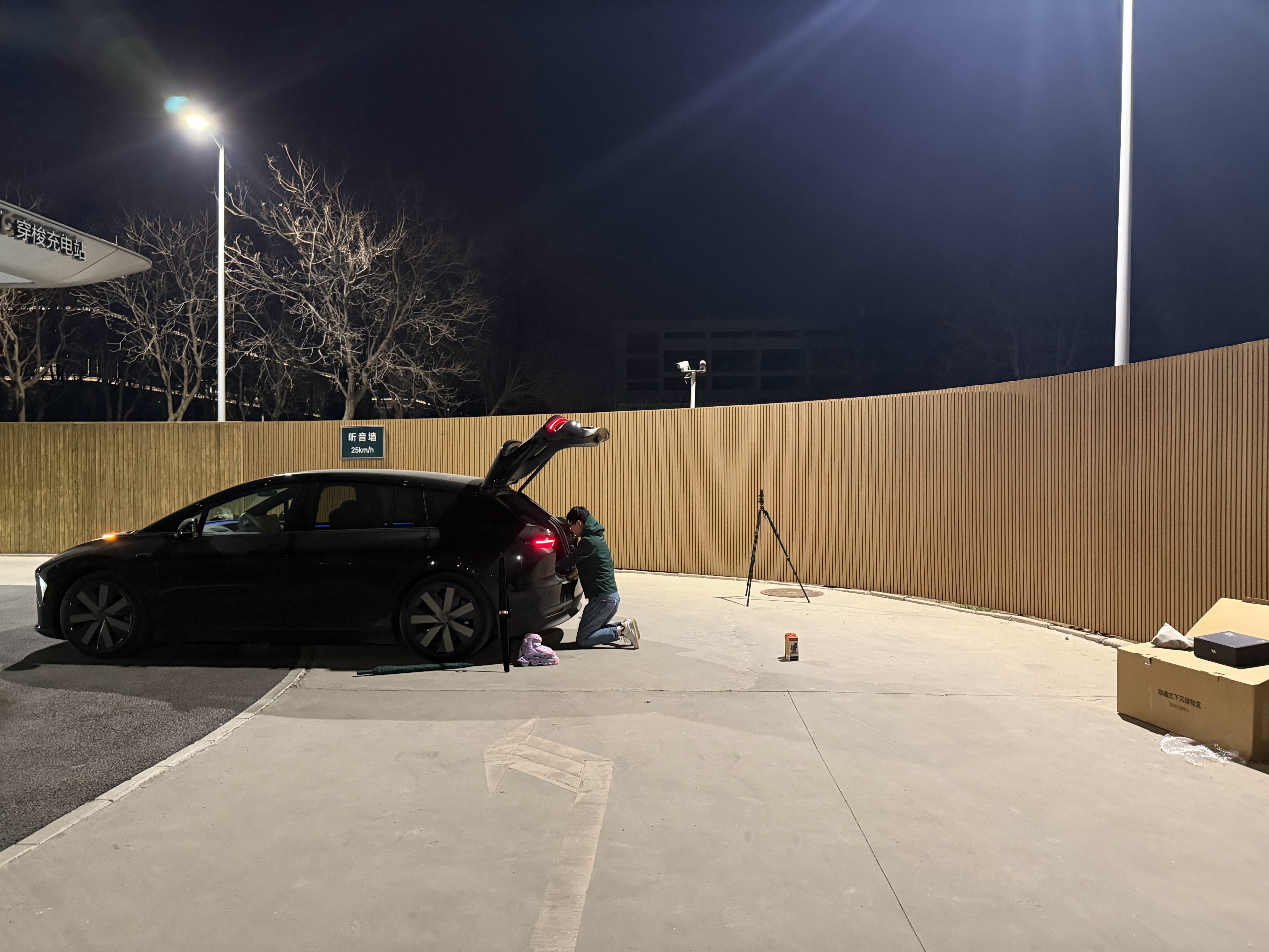 由于下午的吐槽微博被团队的小伙伴看到了，晚上就安排了脚部博主跪着拍东西…虽然但是