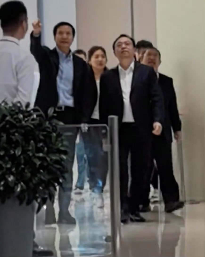 王传福现身小米汽车工厂雷军带王传福参观小米工厂王传福雷军两大巨头同框 ​​​