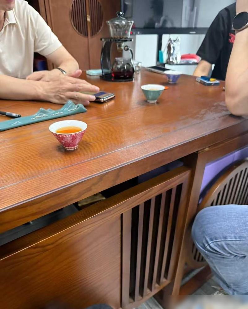 有些老板真的精得让人害怕。

前阵子听做贸易的圈里人唠了件离谱事，那老板在南宁开