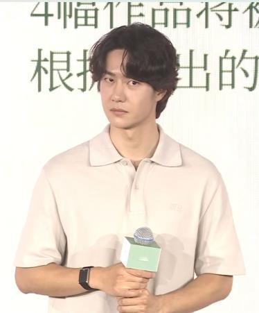 仔细听话的时候真的好笨哈哈哈哈哈可爱 ​​​