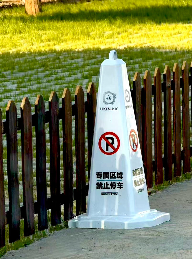 频道新弄的汽车录音棚，户外的草坪准备完毕了，想把这里设计成小花园，朋友们有什么想