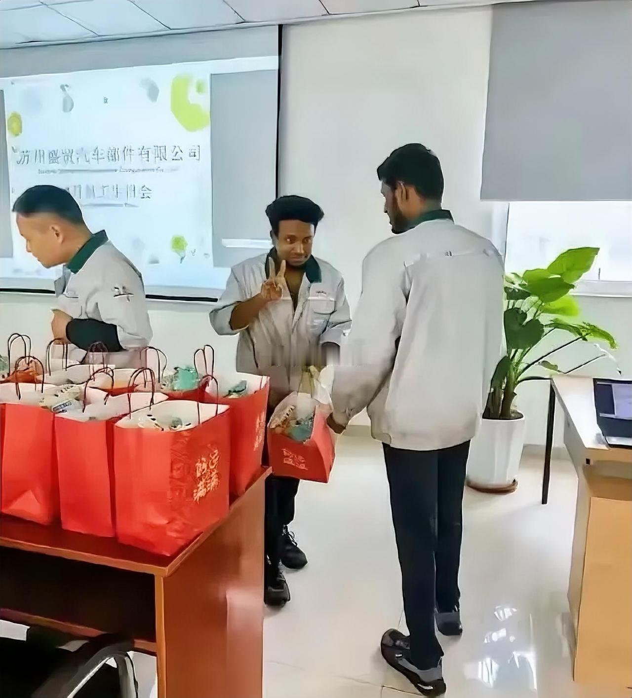 现场实拍！苏州台企违规引进印度工人一事，涉事台企已被多部门联合调查
 
据多名实