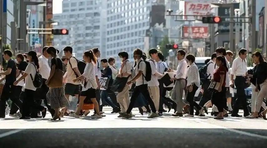 日本泡沫经济破裂后，并没有出现“制造业一路撤空”的简单故事，日本财务省数据表明，
