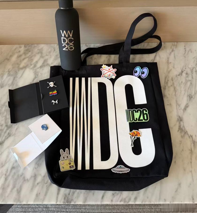 【WWDC26参会礼品曝光苹果推出小小访达精灵实体徽章】苹果推出了“小小访达精灵