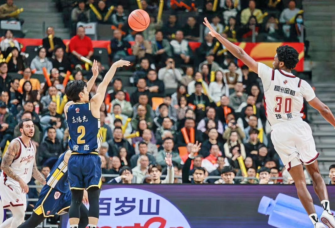 徐杰：受伤火速复出，拿着轮换的工资，干着外援的活，你工资该跟胡明轩互换一下？？