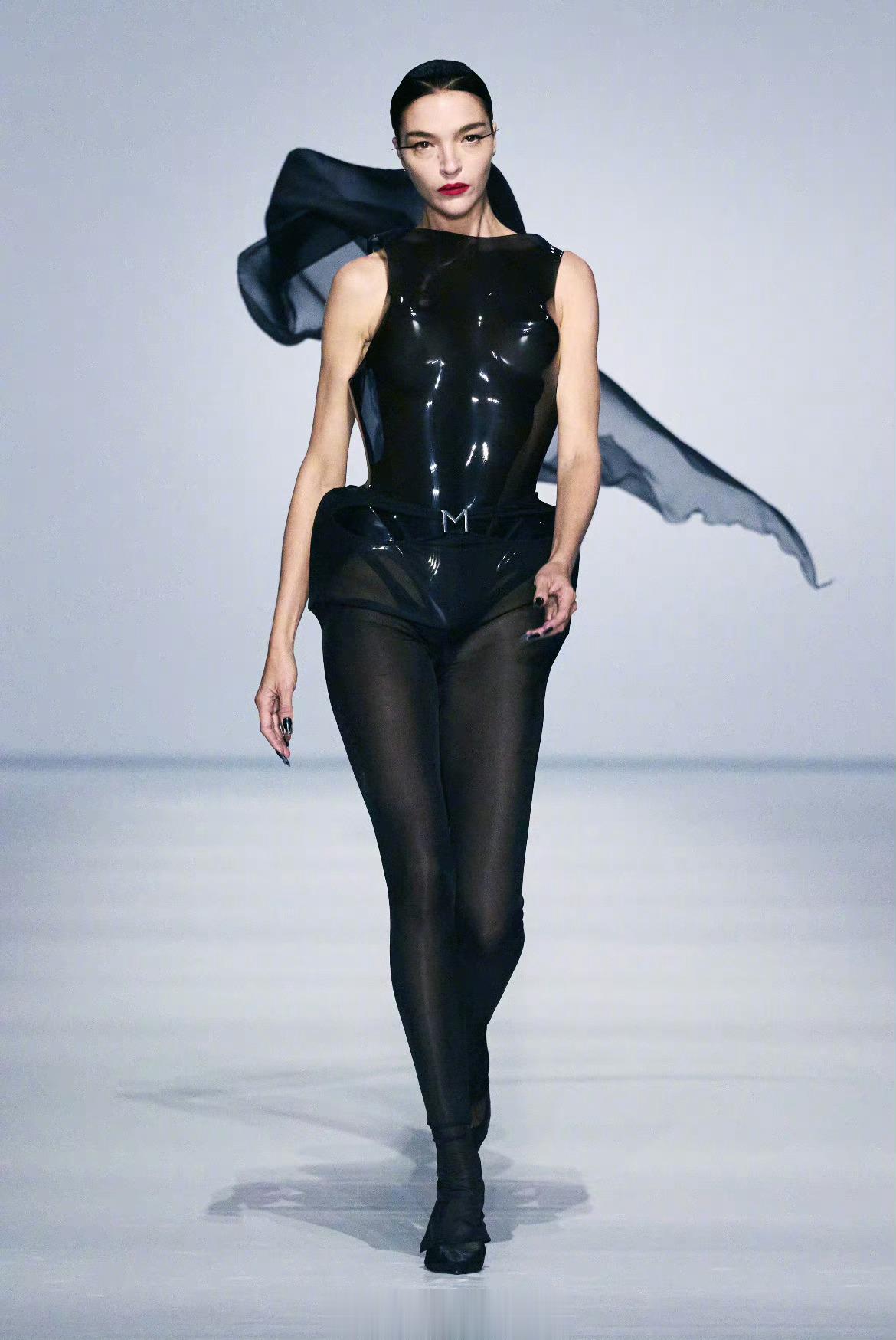 Mugler 2024春夏秀里的蛇精女王 Mariacarla Boscono！