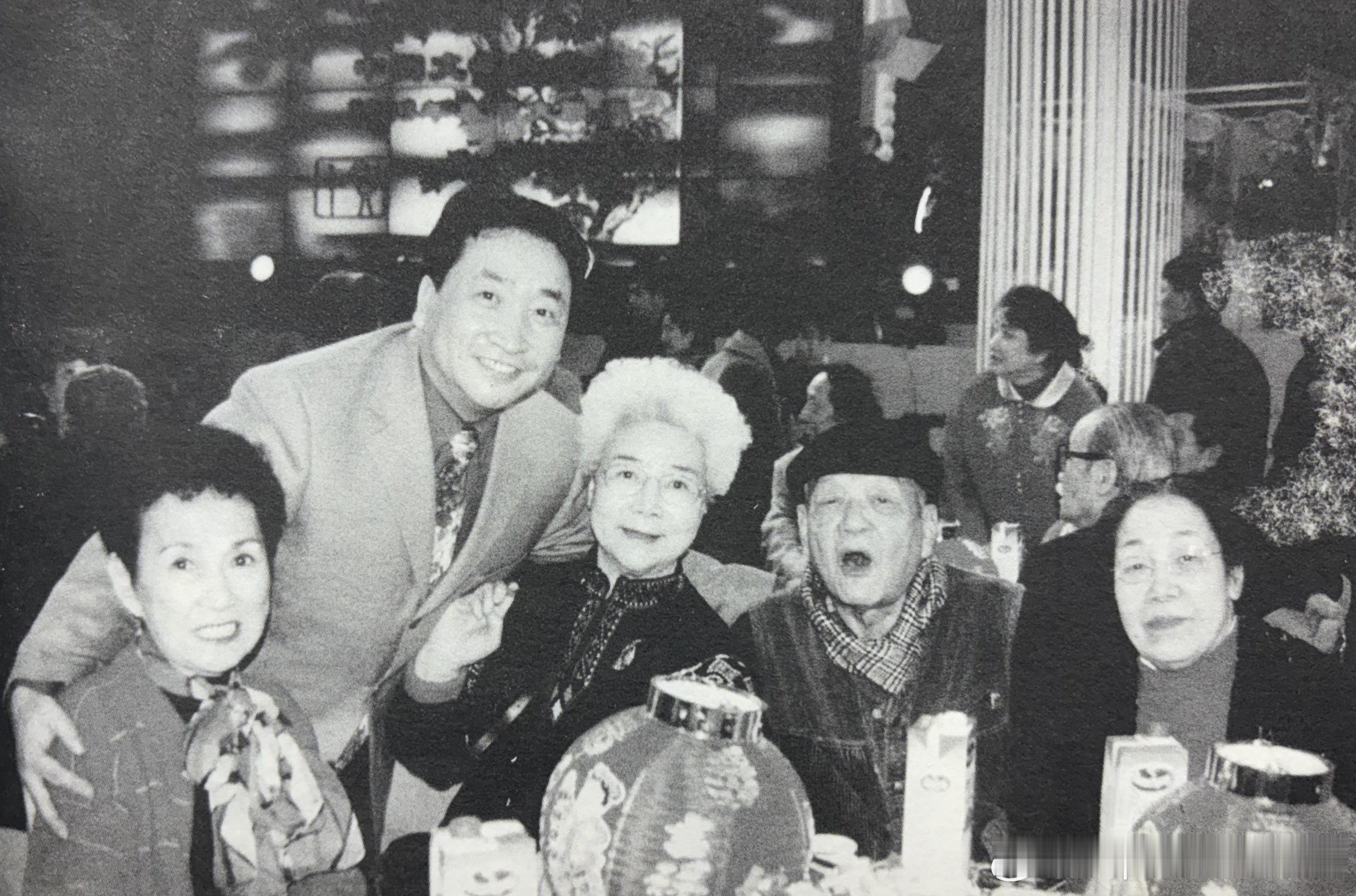 1995年12月28日中国电影诞辰九十周年庆典晚会上，金迪与同行们的合影历史影像