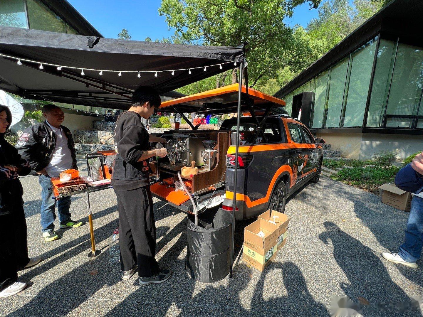 雷达的移动咖啡车，几万块就可以低成本创业，一天卖8杯咖啡就能回本，大家觉得可还行