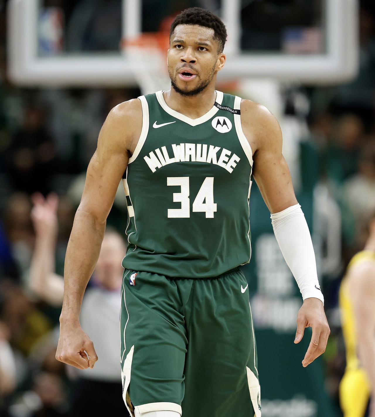 这么一看，下赛季东西部差距又更大了。
近日，NBA官方评选出新赛季东部前十球员，