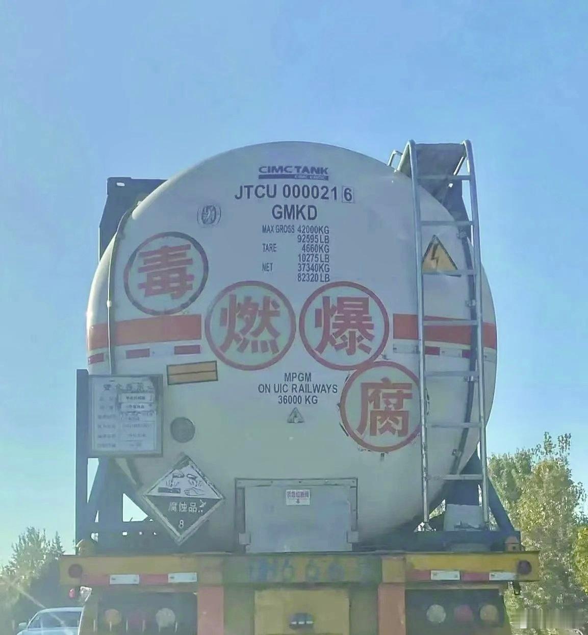 堵车了！跟着前面这大哥……压力有点大