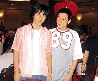 当年周渝民很男神，刘德华那时好年轻，两人合影影迷回忆满满，那年电影中的赌城大亨，