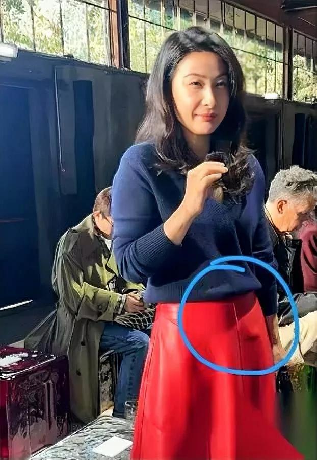 郭晶晶又“翻车”了？

这次不是没打扮，是裙子鼓包了。

可我盯着照片看了三遍，