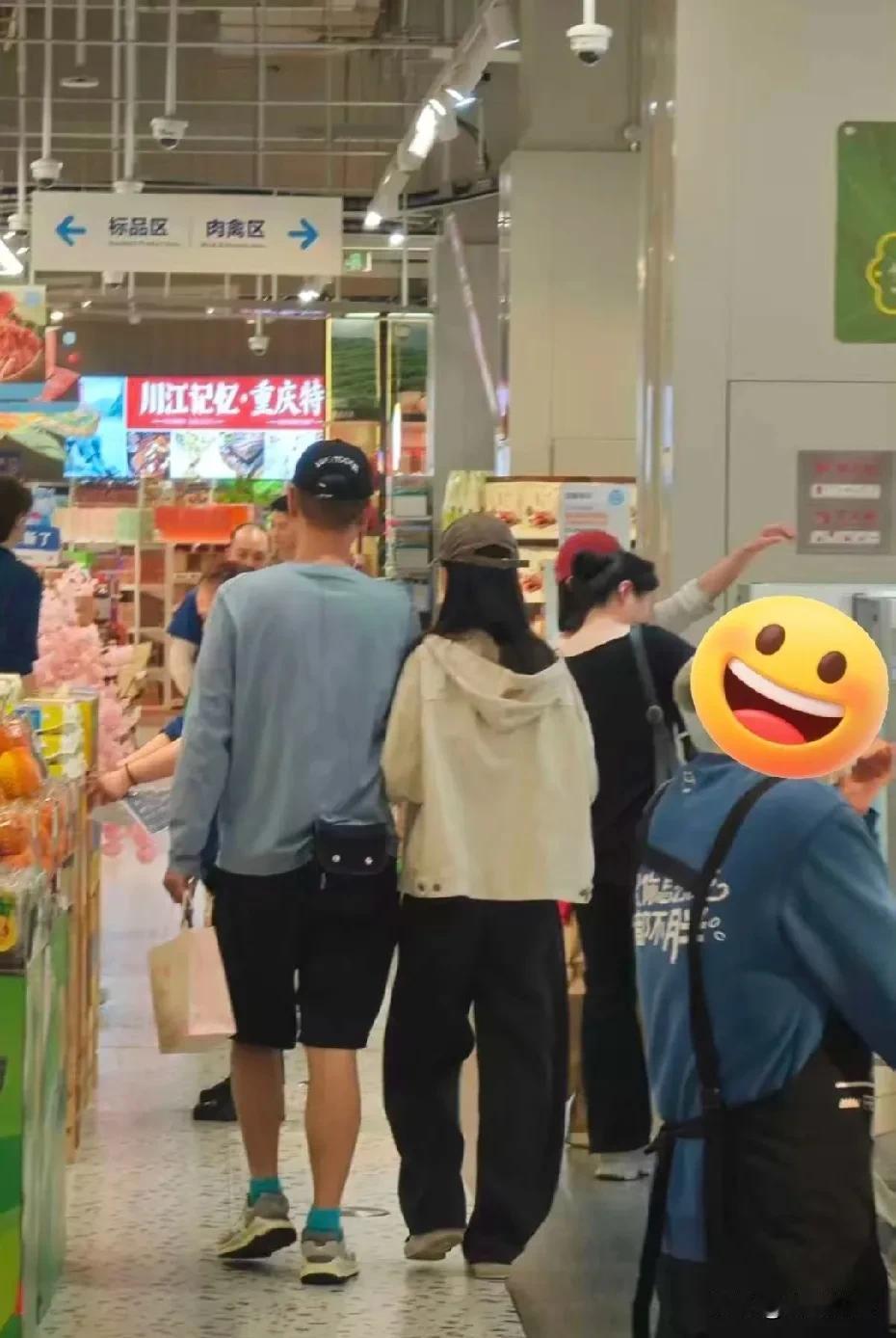 任重和老婆孙骁骁，现身重庆一间盒马超市，老夫老妻的背影好甜啊！
任重穿着蓝色长袖