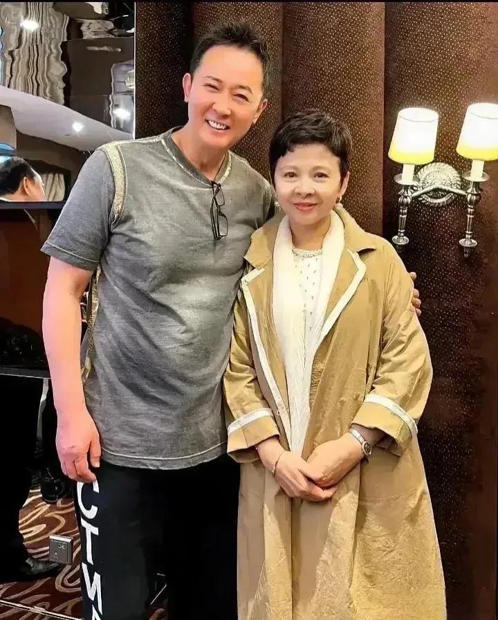 照片上的女士，你一定认识，她演唱的那几首经典歌曲曾经天天在车站、码头的大喇叭里循