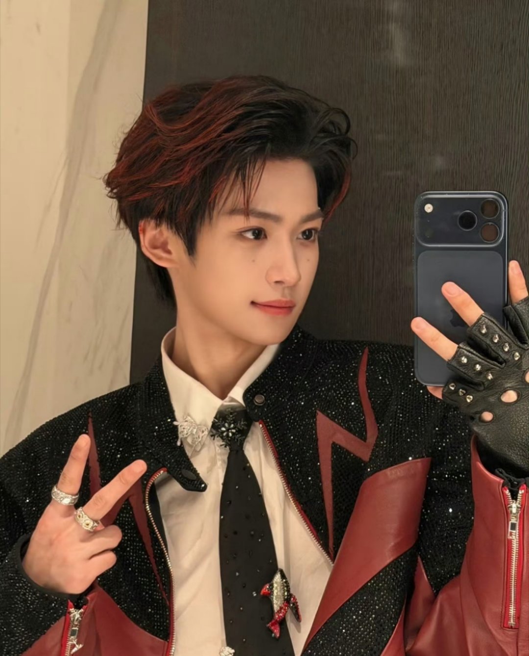 梓渝万圣节营业plog，太帅了！红色挑染！帅成啥样了都[期待][期待][期待] 