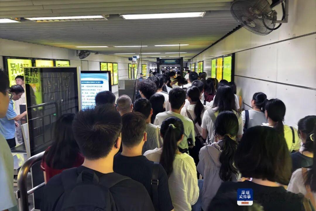 深圳地铁安检新规首日，多个地铁站拥堵排队，加上当天天气下雨又，多个因素叠加，很多