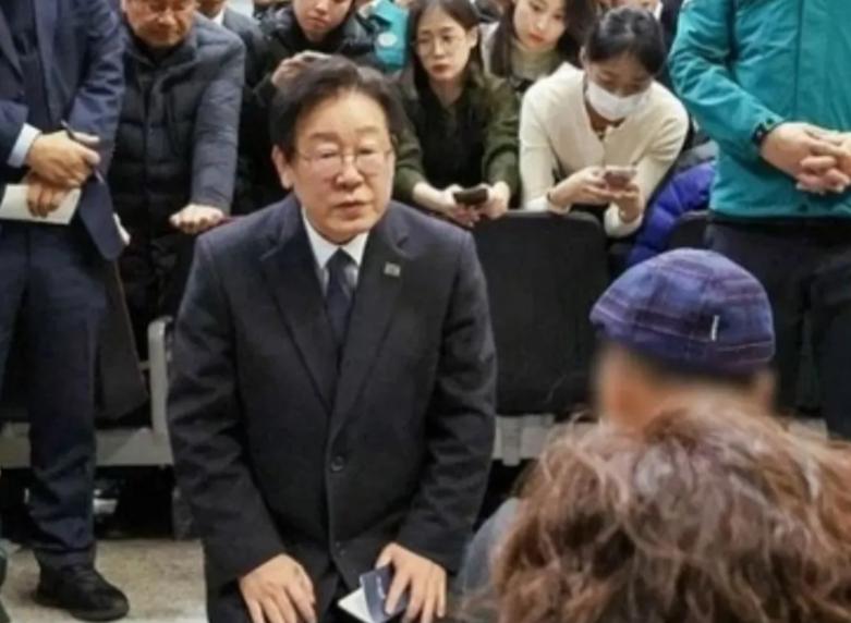 日本还没跪，韩国也没跪，没想到印度要先跪了，不是印度想跪而是不得不跪。

在中美